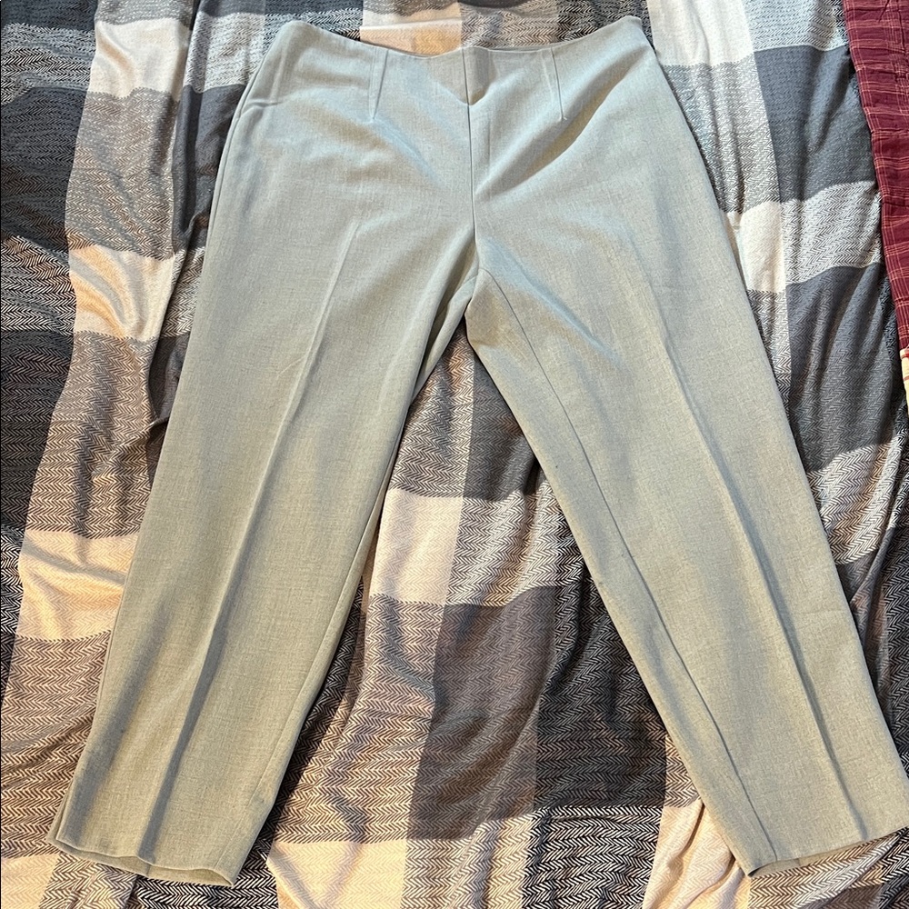 Elegant Women's Gray Capris